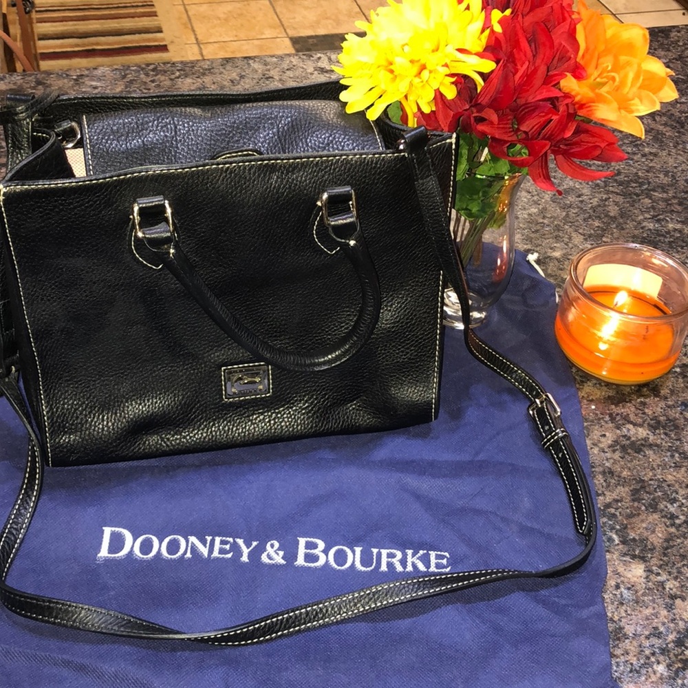 Dooney & Bourke Authentic Black Purse Like New